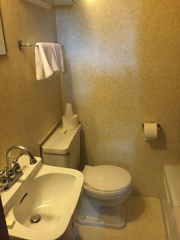 Twin Peaks Motel Napanee Екстер'єр фото