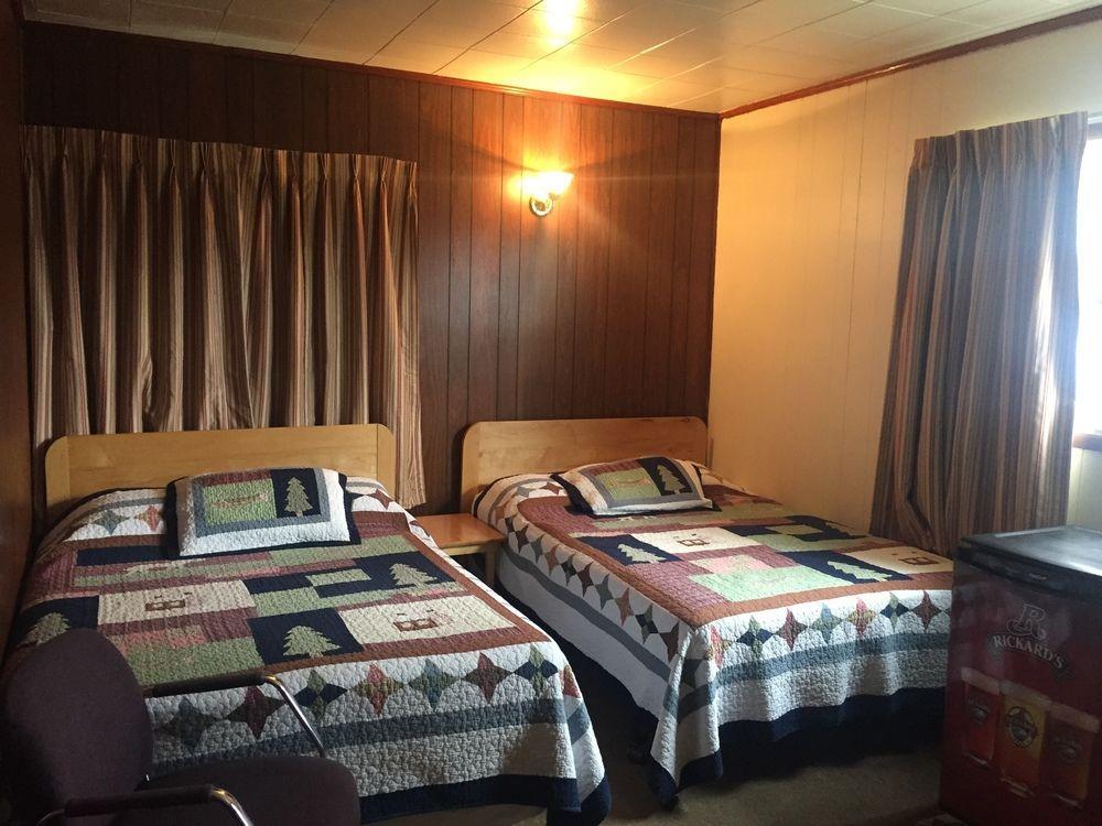 Twin Peaks Motel Napanee Екстер'єр фото