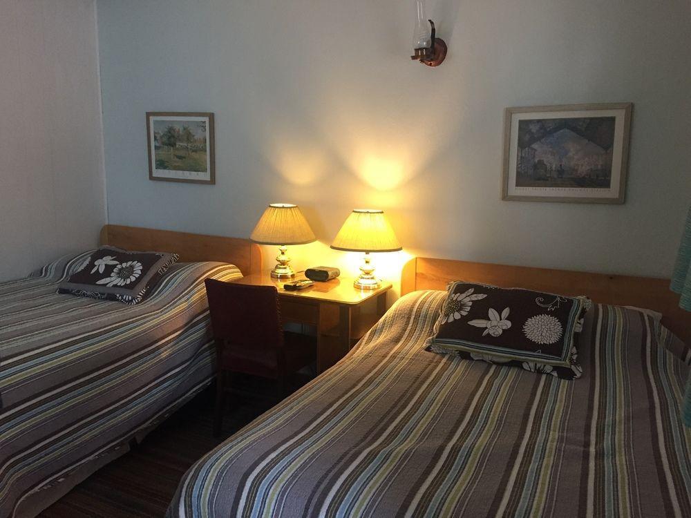 Twin Peaks Motel Napanee Екстер'єр фото
