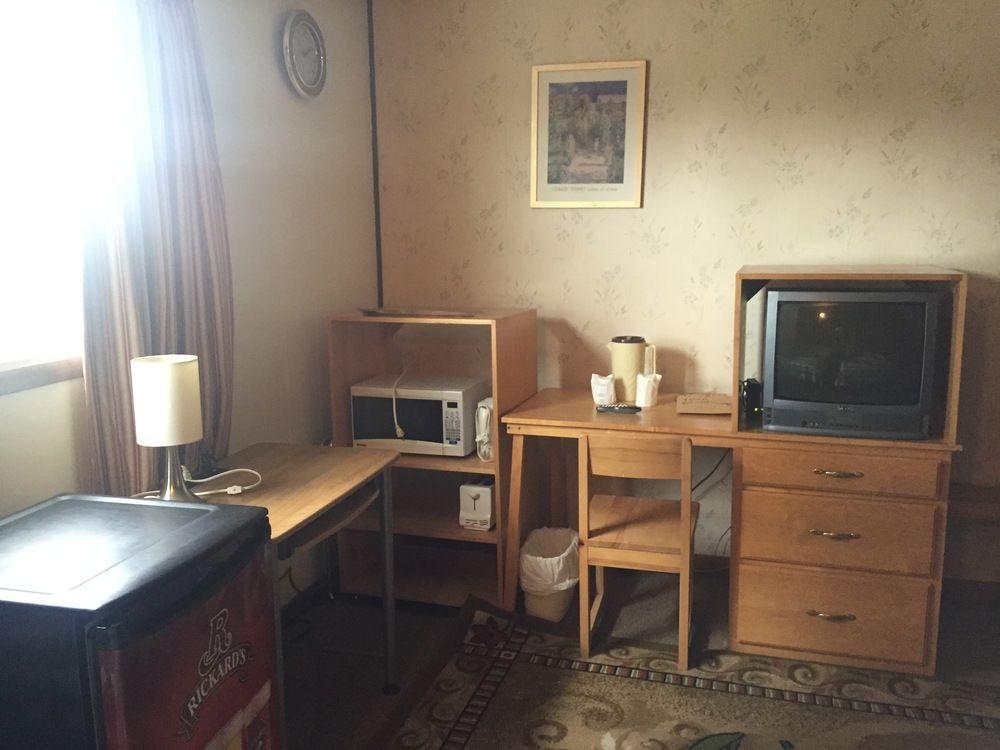 Twin Peaks Motel Napanee Екстер'єр фото