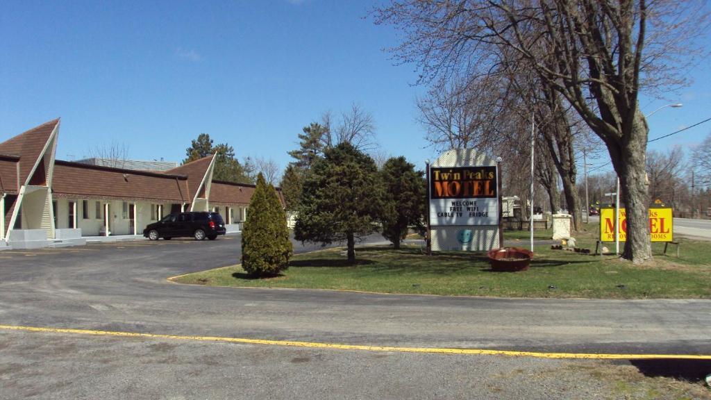 Twin Peaks Motel Napanee Екстер'єр фото