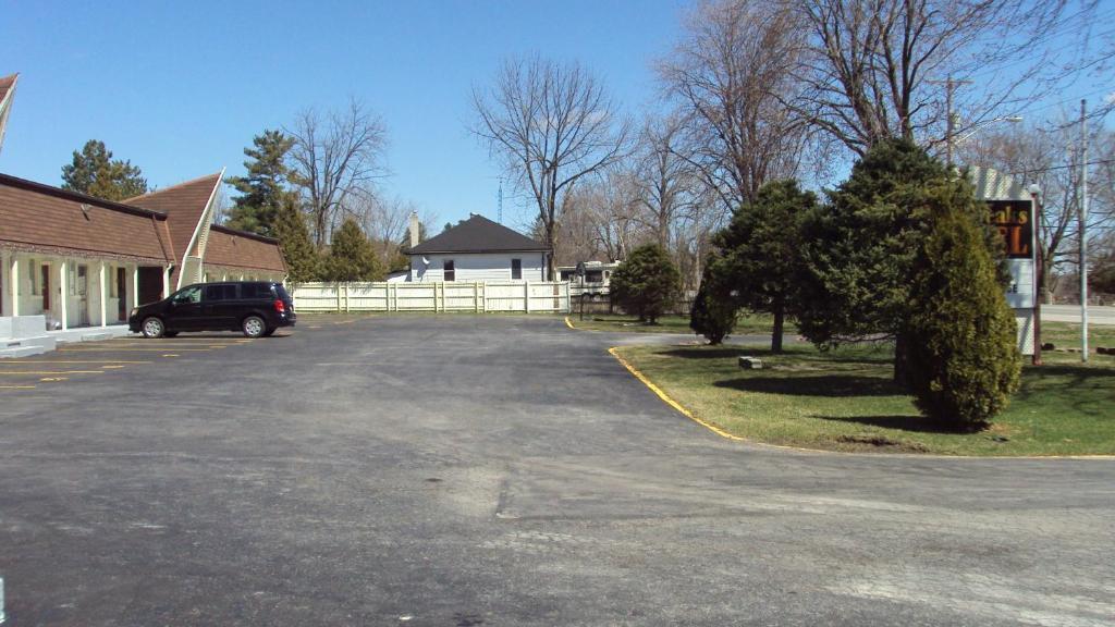 Twin Peaks Motel Napanee Екстер'єр фото