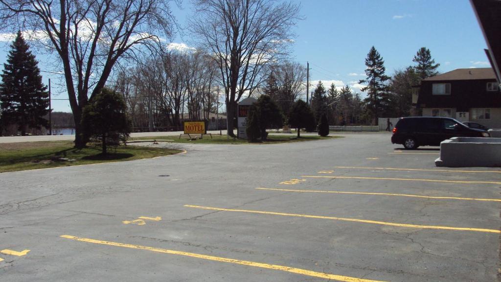 Twin Peaks Motel Napanee Екстер'єр фото