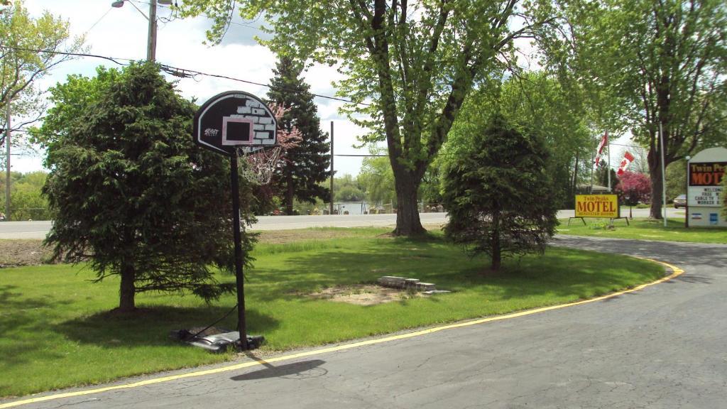 Twin Peaks Motel Napanee Екстер'єр фото