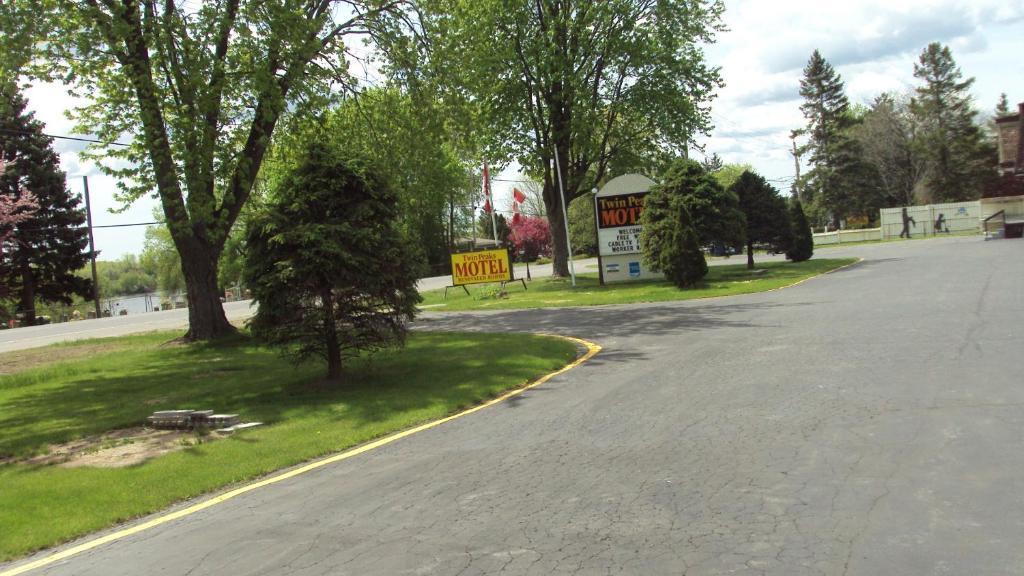 Twin Peaks Motel Napanee Екстер'єр фото