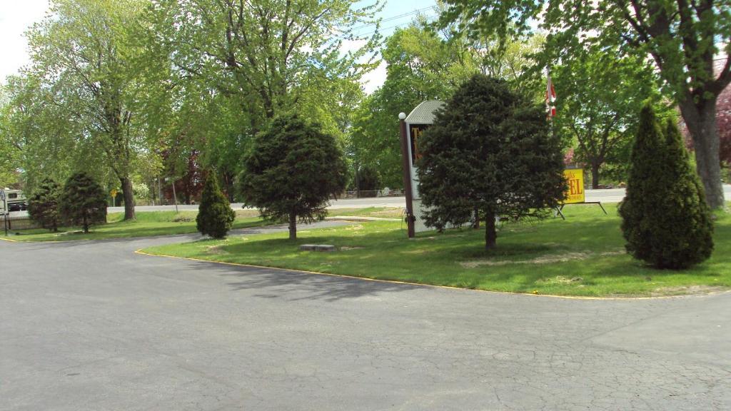 Twin Peaks Motel Napanee Екстер'єр фото
