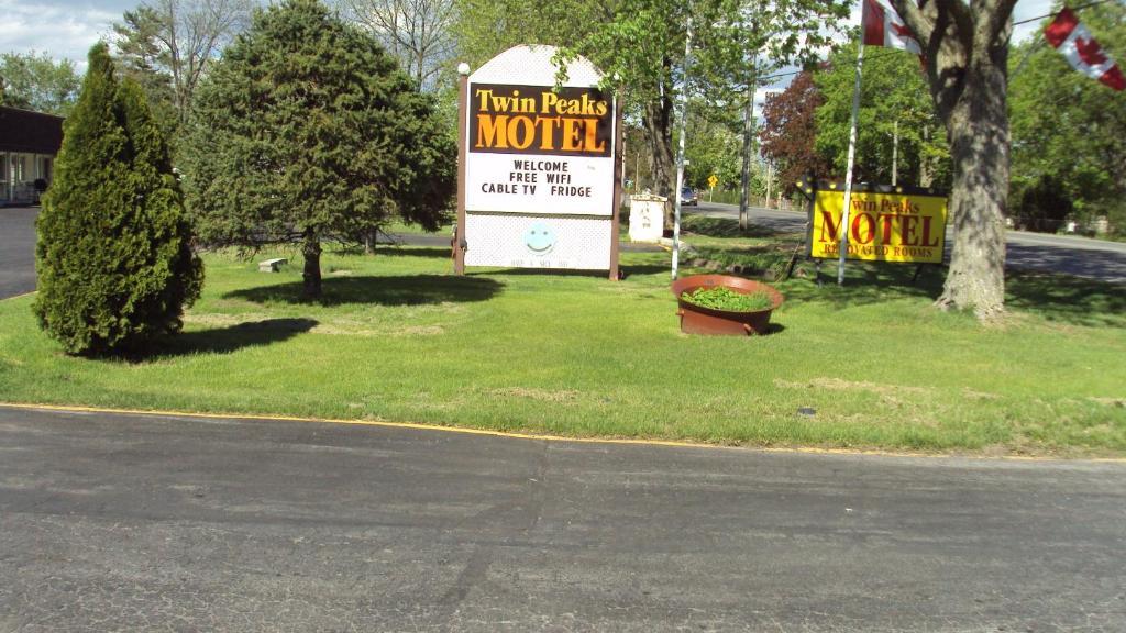 Twin Peaks Motel Napanee Екстер'єр фото
