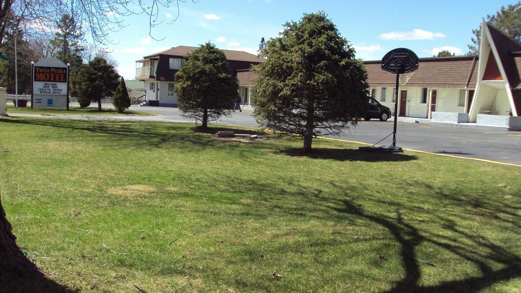 Twin Peaks Motel Napanee Екстер'єр фото